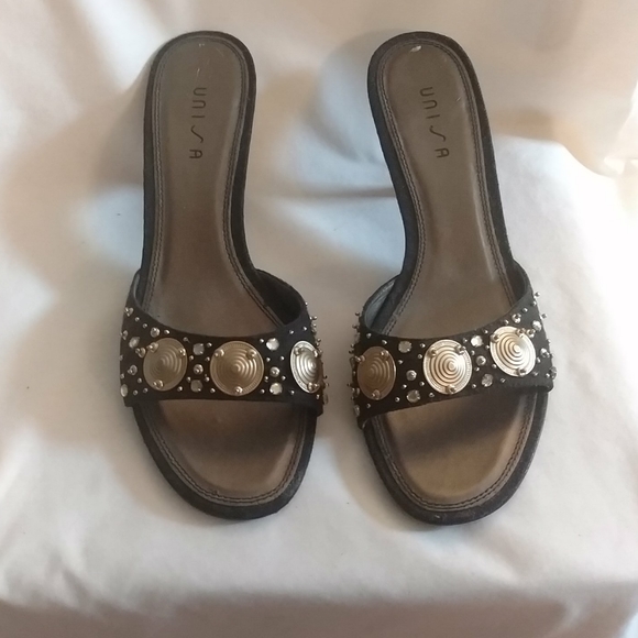 Shoes Unisa heels black with gold discs size 7 - Picture 1 of 5
